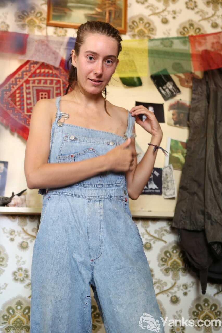 Roe's Natural Country Beauty: A Young Hairy Cunt Revealed - Roe
