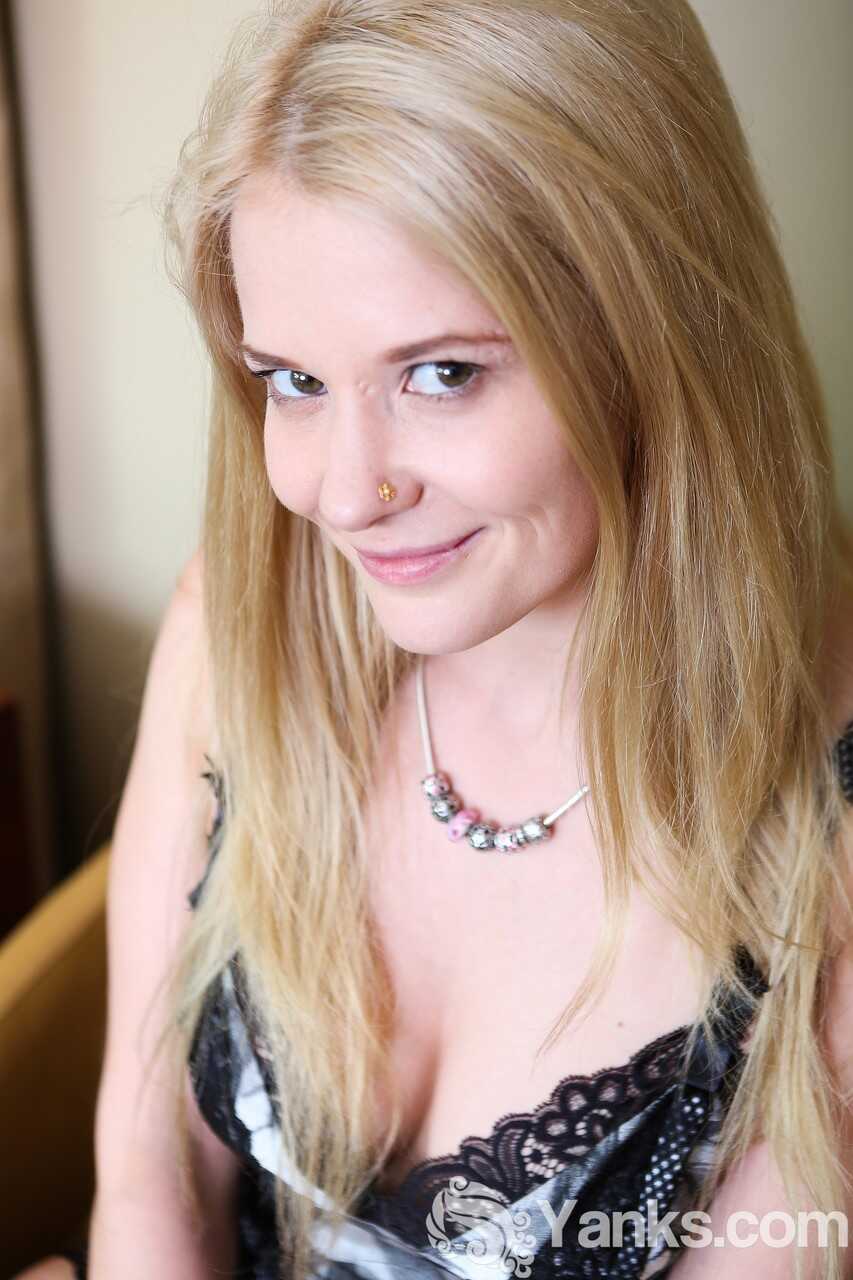 Summer's Sensual Touch: A PAWG MILF Shows Off Her Natural Beauty - Summer Knight