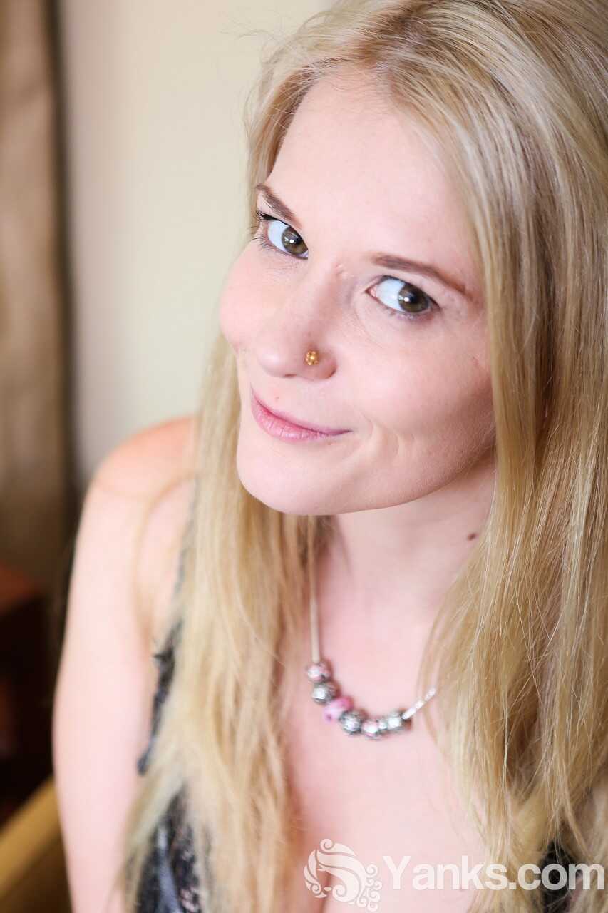 Summer's Sensual Touch: A PAWG MILF Shows Off Her Natural Beauty - Summer Knight