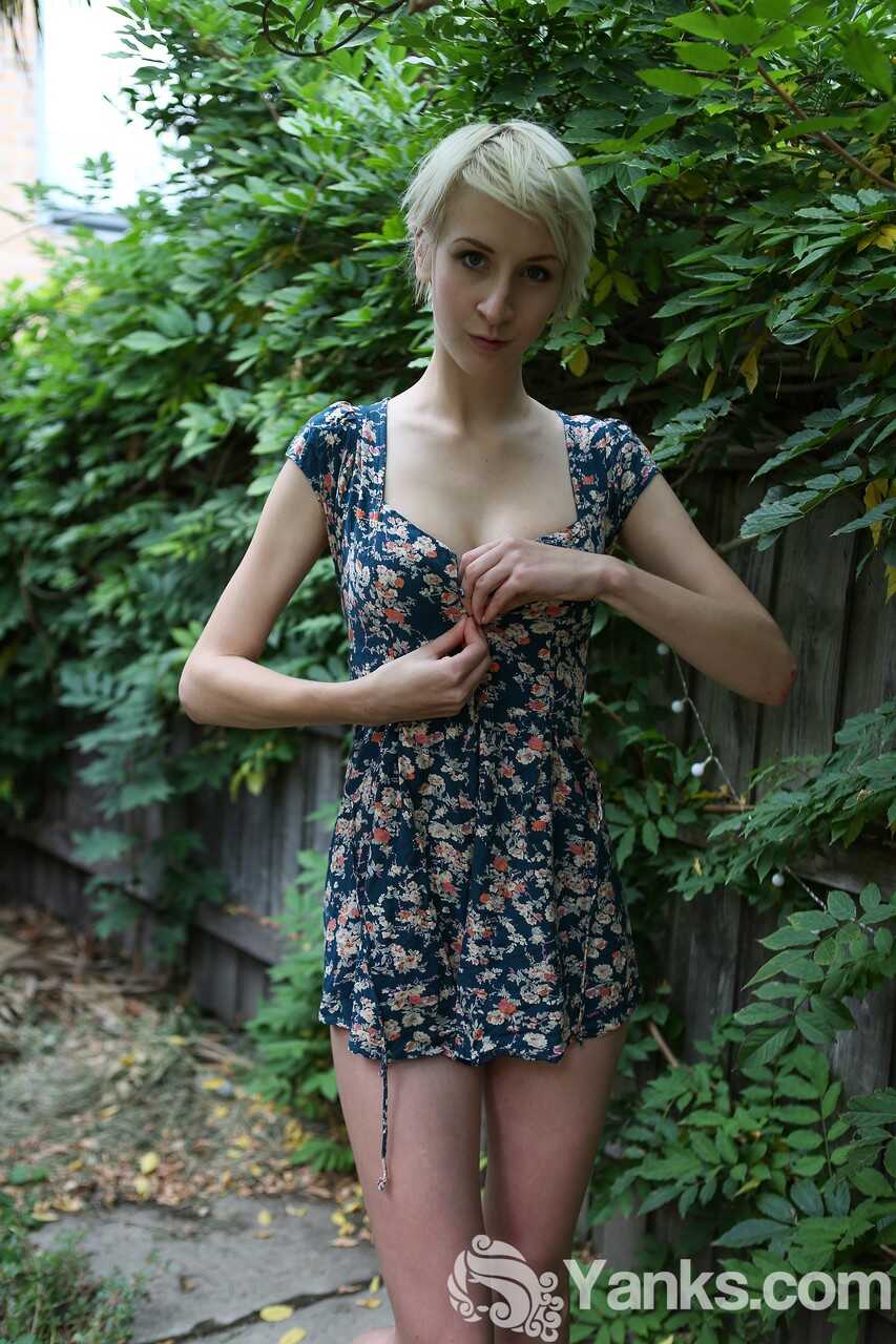 Outdoor Naked Nuzzle: Skinny Short Haired Blonde's Snatch Rubbing Adventure - Nazz
