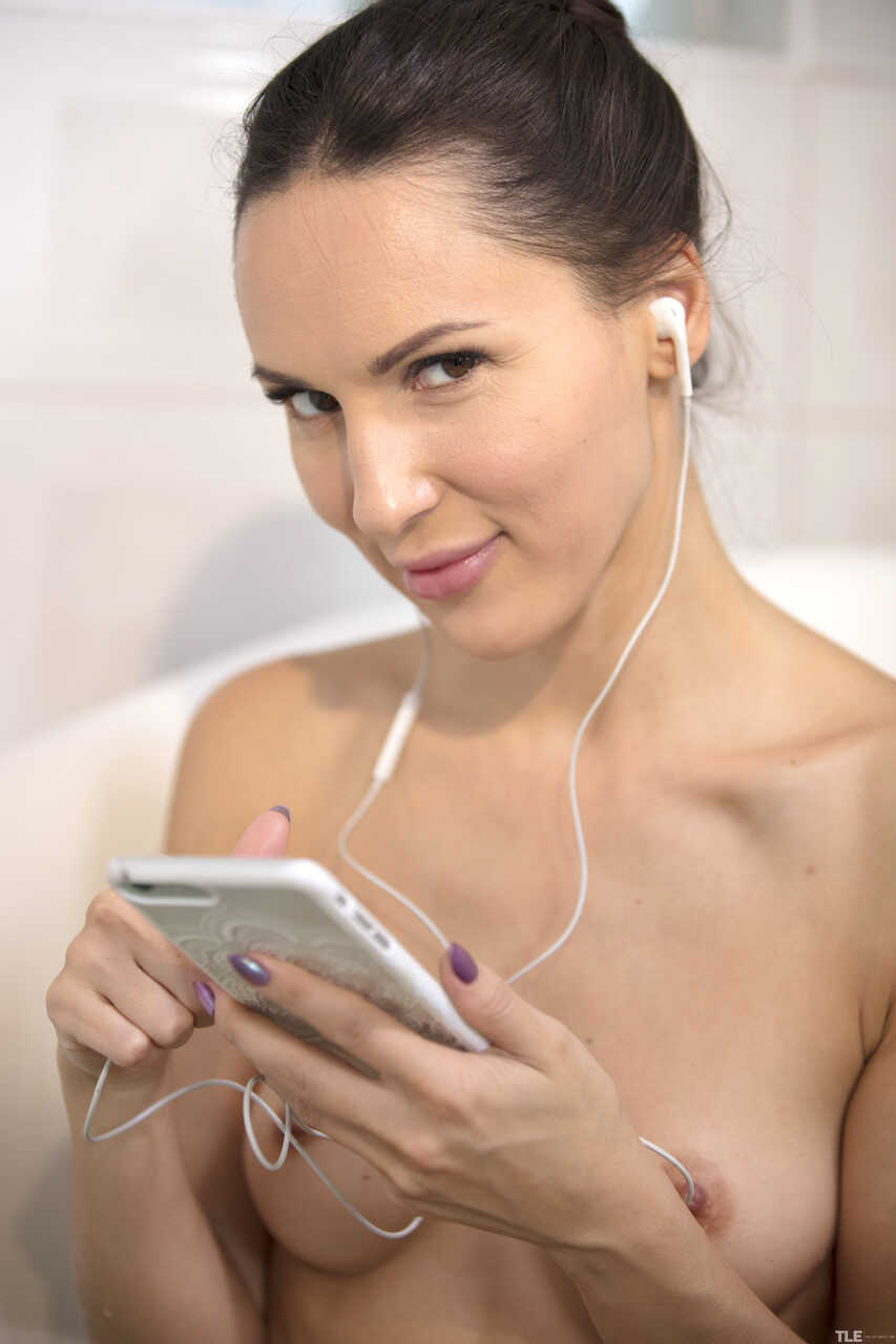 Lilu's Nude Erotica: Exploring the Flesh of Young Adults - Lilu