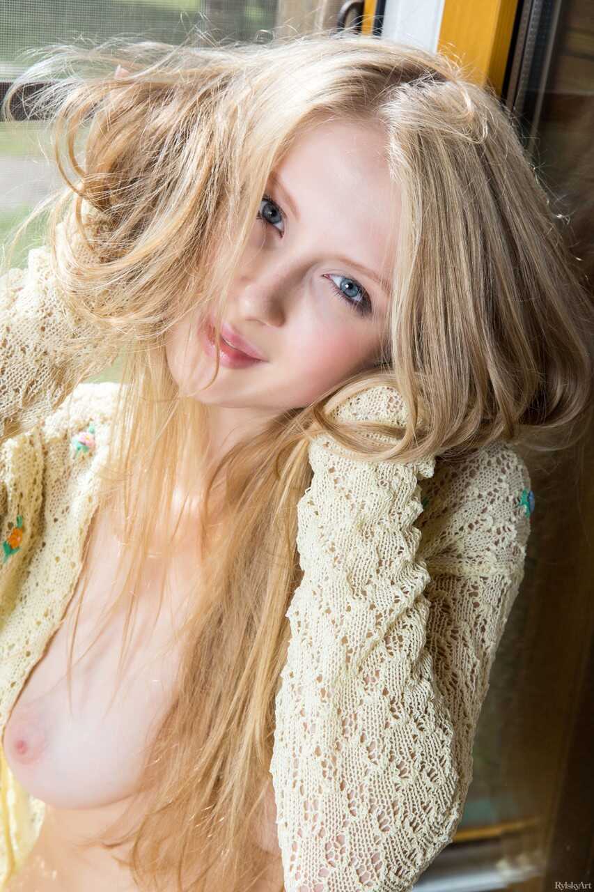 Adorable blonde teen Daisy Gold spreads her innocence all over her window - Daisy Gold