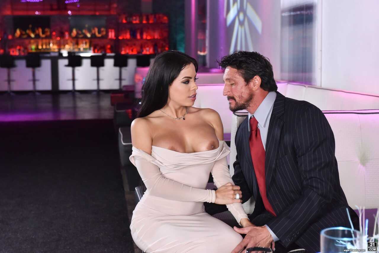 Busty Latina Bombshell Luna Star Takes a Mighty Cock from Gigantic Tommy Gun - Luna Star, Tommy Gunn