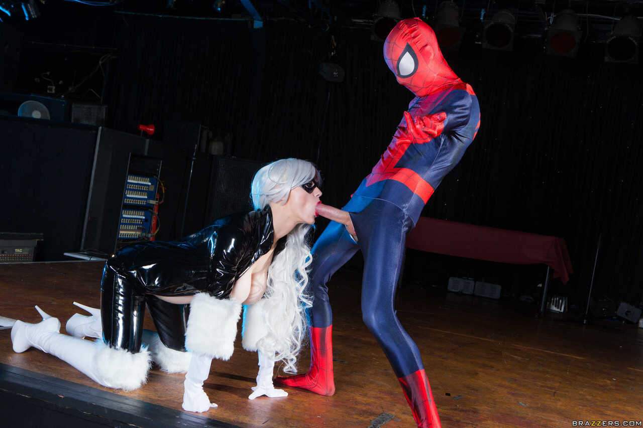 Mila's Hardcore Fuck with Young Cosplay Spiderman 