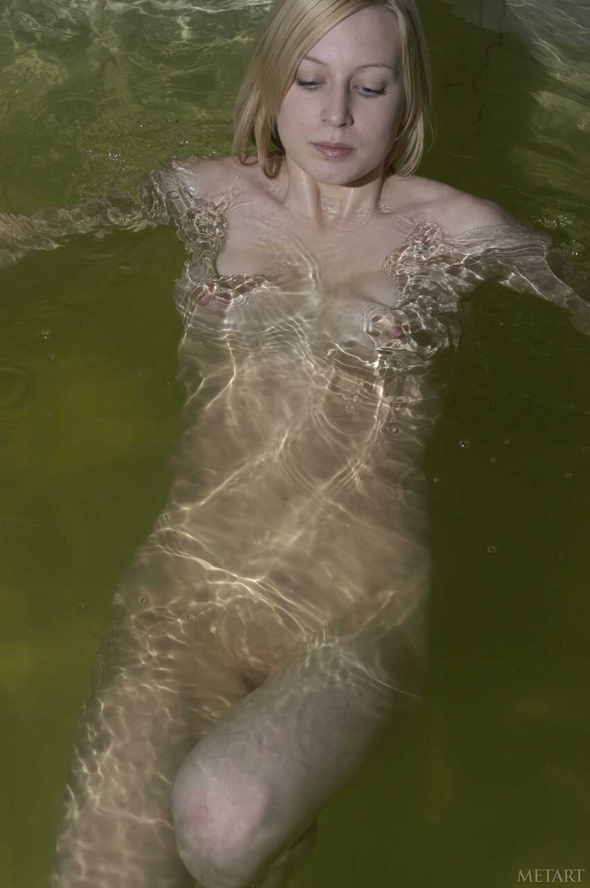 Narkiss in the Nude: The Swimming Pool Seductress