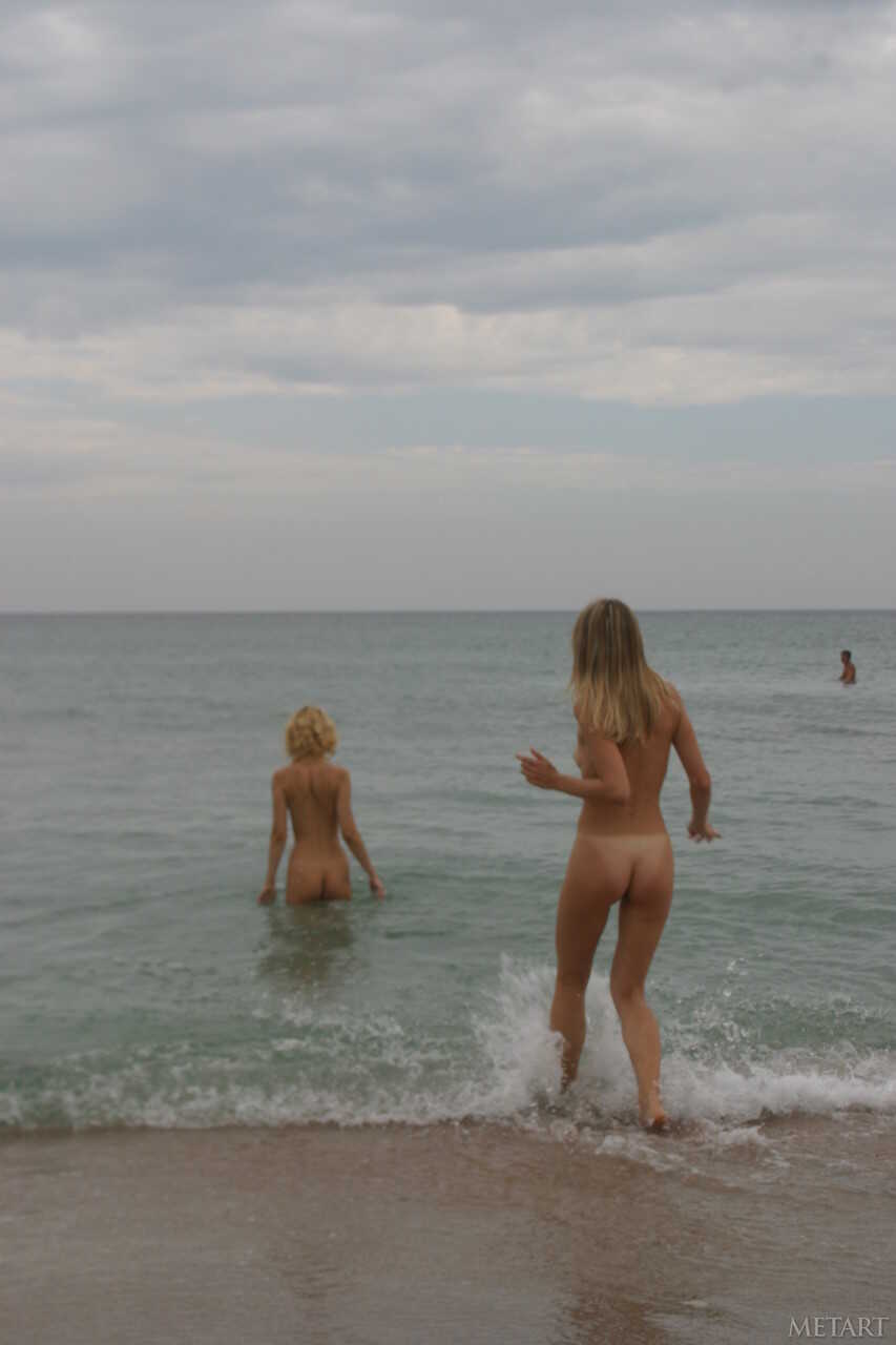 Lena L and Vika Y get caught flashing at the amateur beach!