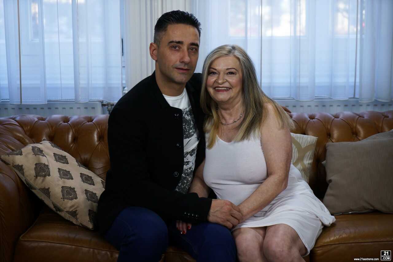 Kinky busty granny Betsy B gets her twat eaten and fucked by vintage mature horny Mugur before a retro facial - Betsy B, M...