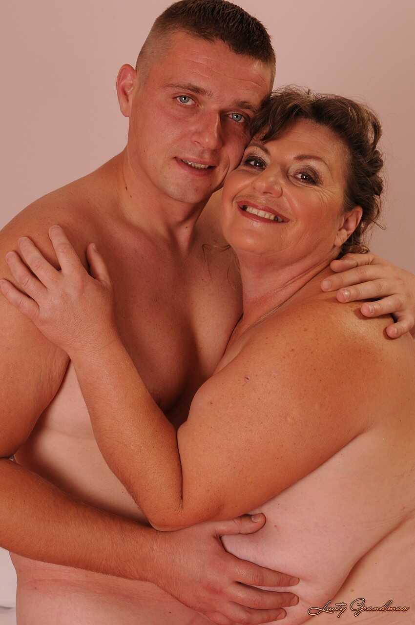 MILF Goca's hairy pussy gets fucked as she jizzes on her massive boobs - Goca