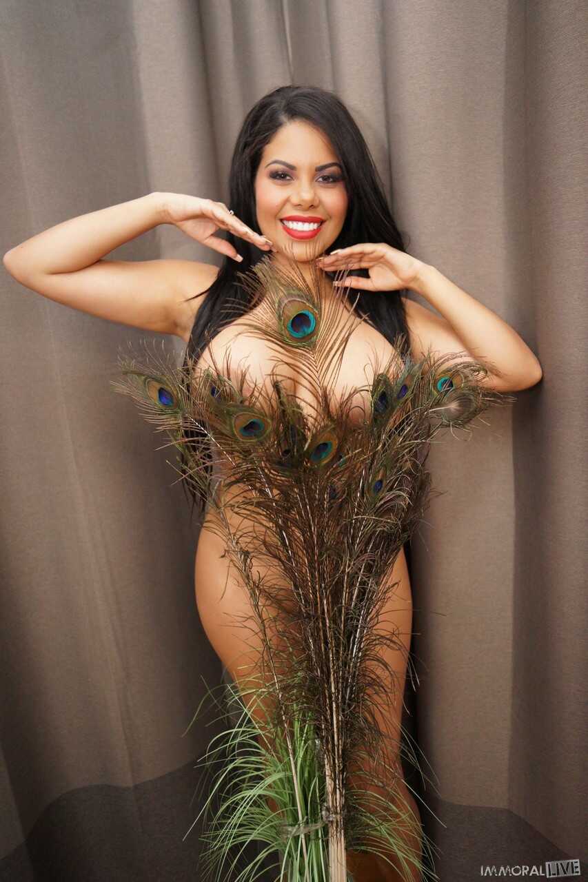 Kesha Ortega's Immoral Live Show with her Big Tits and Thick Legs on Display for the Camera! - Kesha Ortega