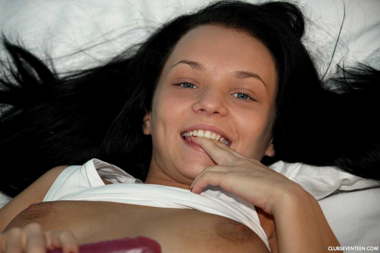 Anabell's Night at the Club: Getting Off with a New Friend - Anabell Bella