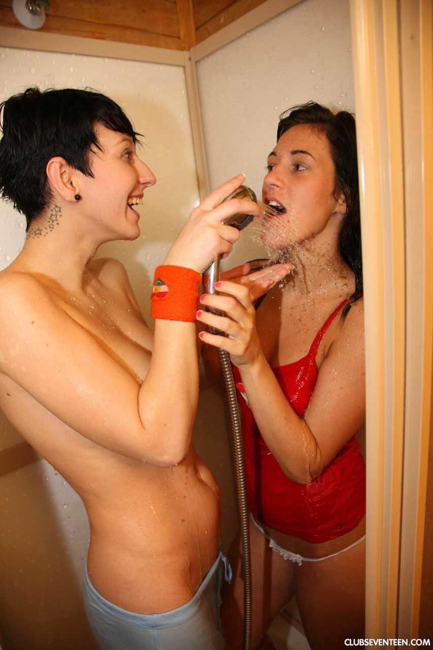 Groovy Roommates: Betty, Lilly, Linda and Nicoletta Rub Each Other's Wet Vaginas in the Shower - Betty K, Lilly P, Li...
