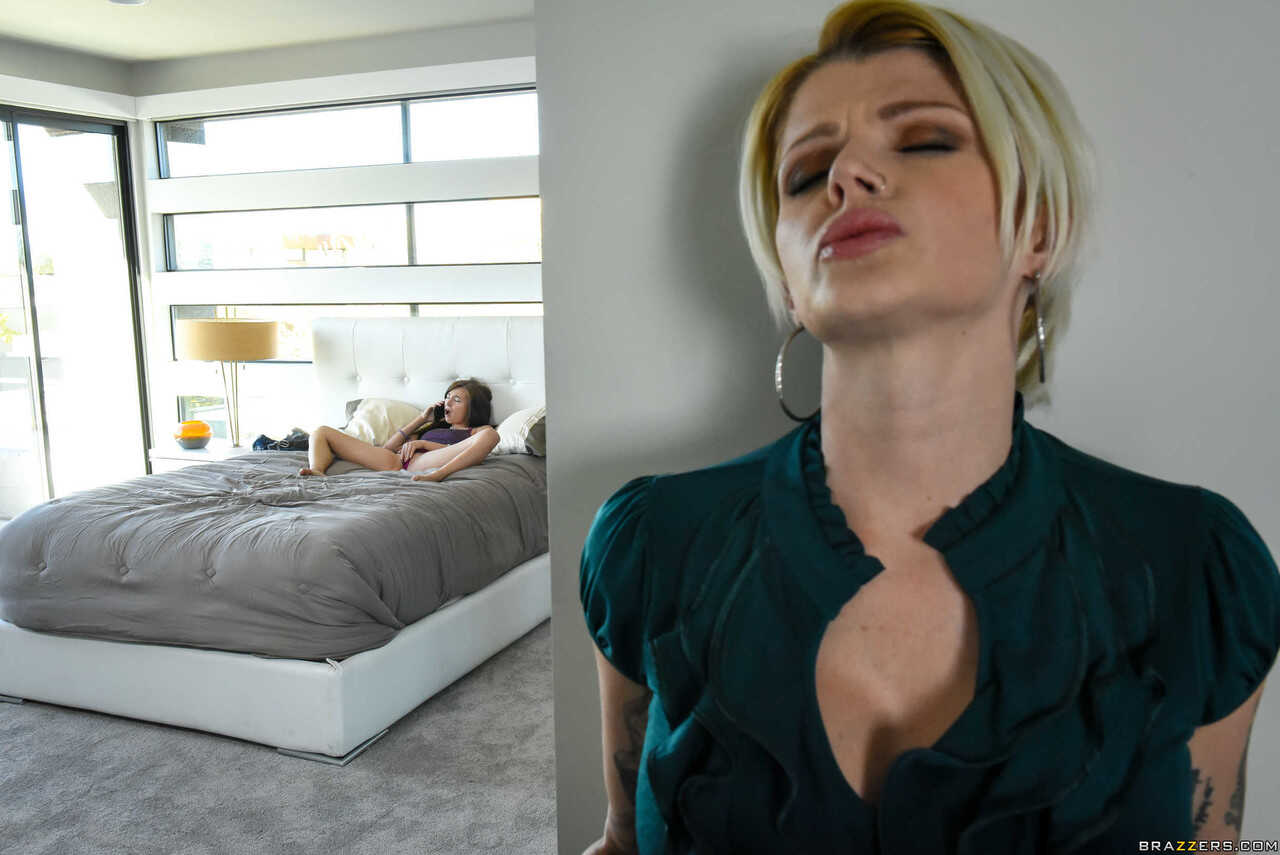 Skinny Step-Mom Carolina Blows Her Boyfriend With Curvy Stepmom Joslyn's Big Boobs! - Carolina Sweets, Joslyn James