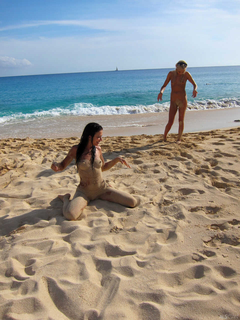 Blonde Lesbian Bibi Noel's Naked Beach Frolic with her Slutty GFs and Bald Pussies - Bibi Noel, Kacey Jordan, Sara James