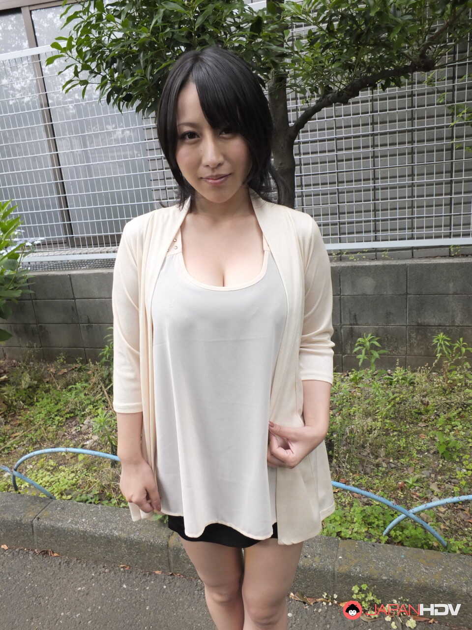 Japanese MILF Yuna Hoshizaki gives public head while showing off her huge boobs - Yuna Hoshizaki
