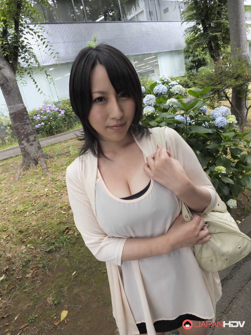 Japanese MILF Yuna Hoshizaki gives public head while showing off her huge boobs - Yuna Hoshizaki