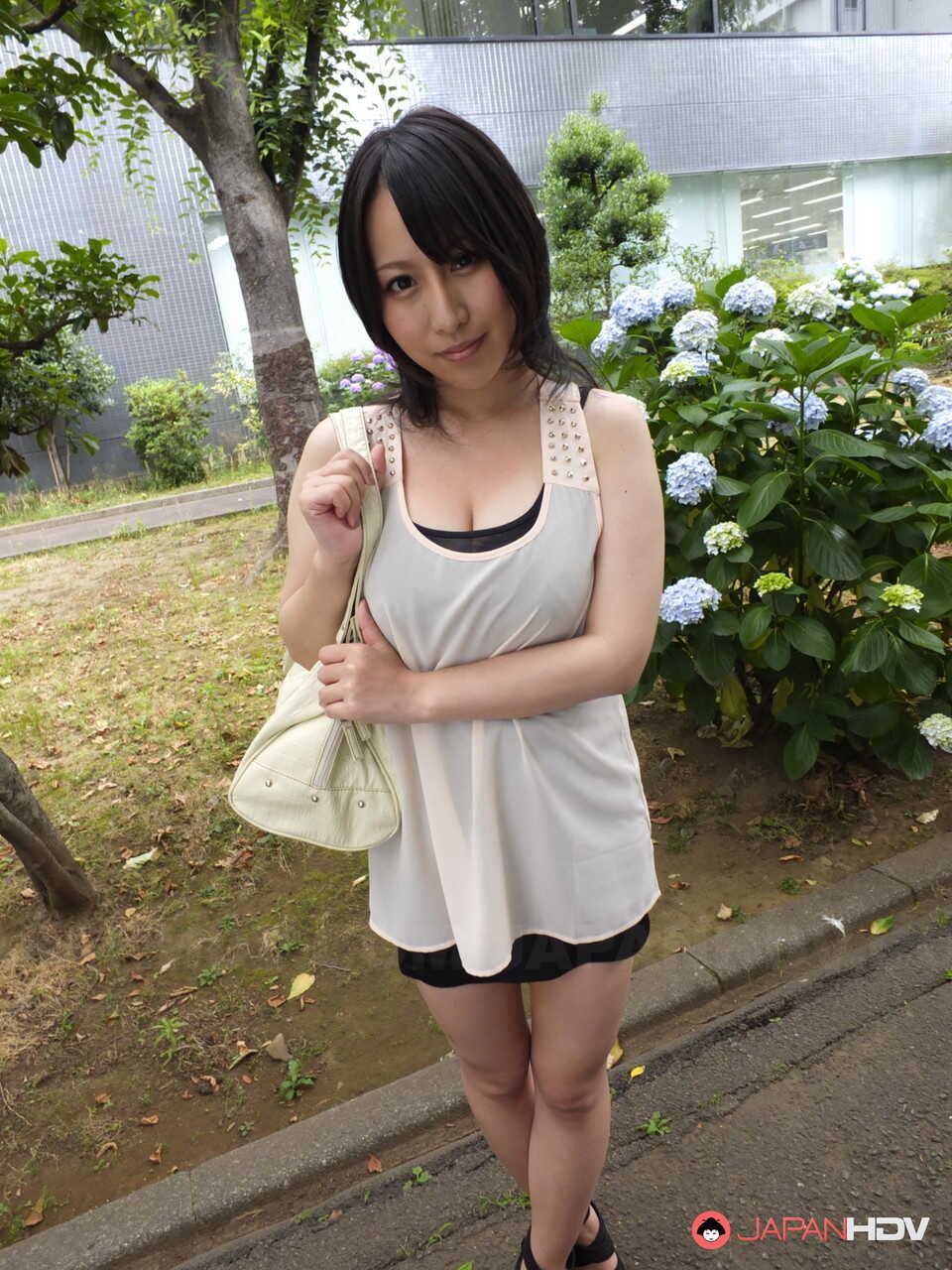 Japanese MILF Yuna Hoshizaki gives public head while showing off her huge boobs - Yuna Hoshizaki