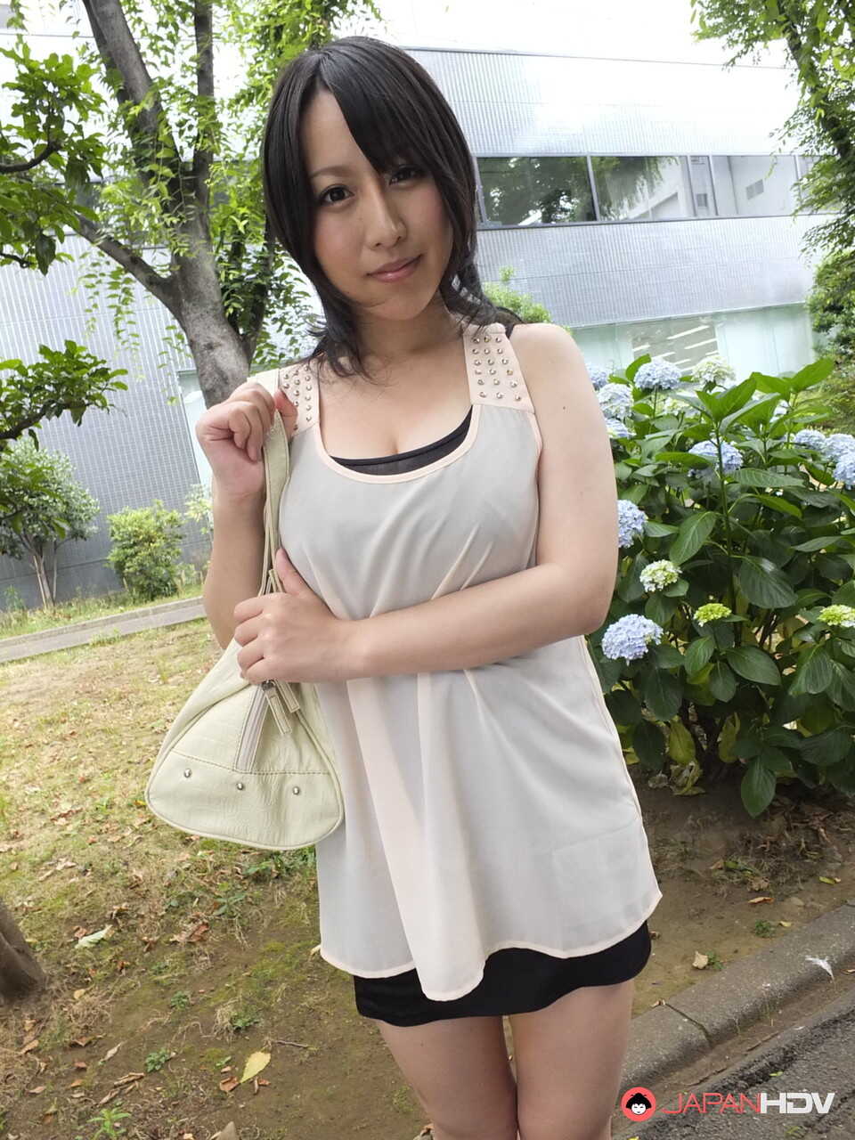 Japanese MILF Yuna Hoshizaki gives public head while showing off her huge boobs - Yuna Hoshizaki