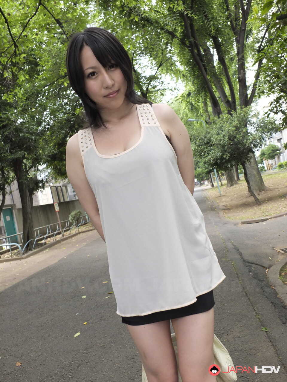 Japanese MILF Yuna Hoshizaki gives public head while showing off her huge boobs - Yuna Hoshizaki