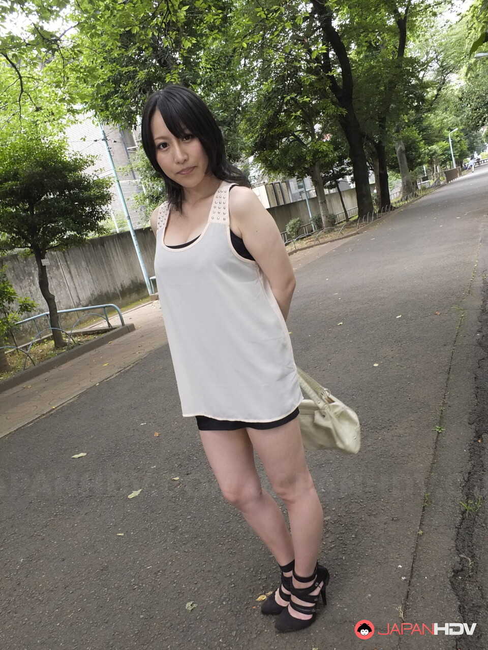 Japanese MILF Yuna Hoshizaki gives public head while showing off her huge boobs - Yuna Hoshizaki