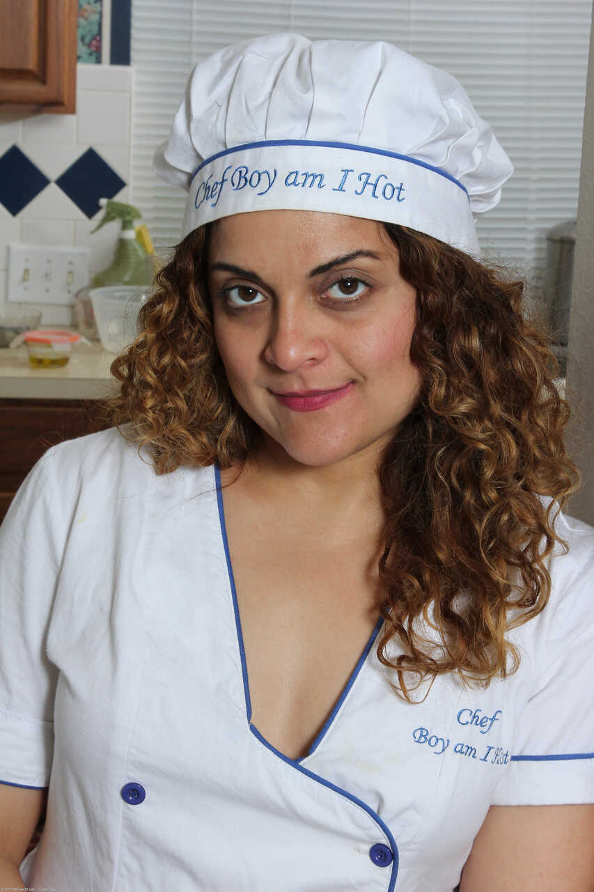 Amateur Chef Drew Jones Strips in the Kitchen and Shows Her Curvy Body - Drew Jones