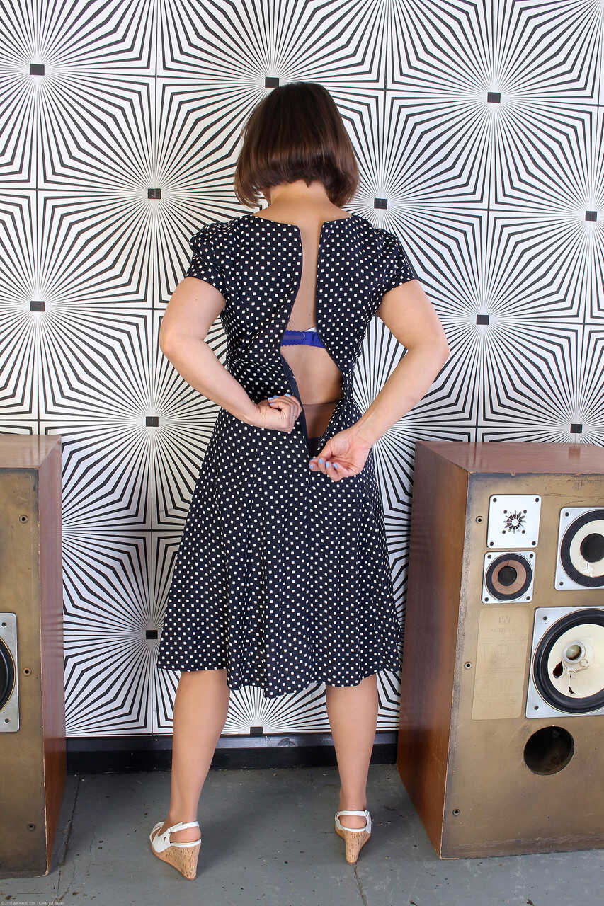 British MILF Jamie Ray's Immoral Striptease on a Big Speaker: A Short Hair Amateur Pantyhose Fetish - Jamie Ray