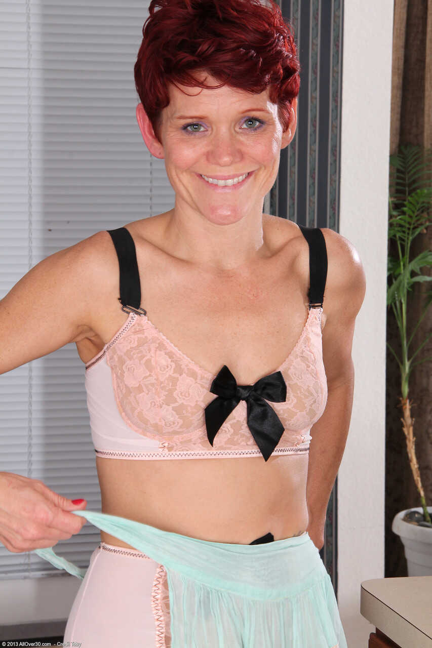 Gingery Suzy Stanton's Kitchen Cocktail: A Solo Session with the Sultry MILF and Her Favorite Toys - Suzy Stanton