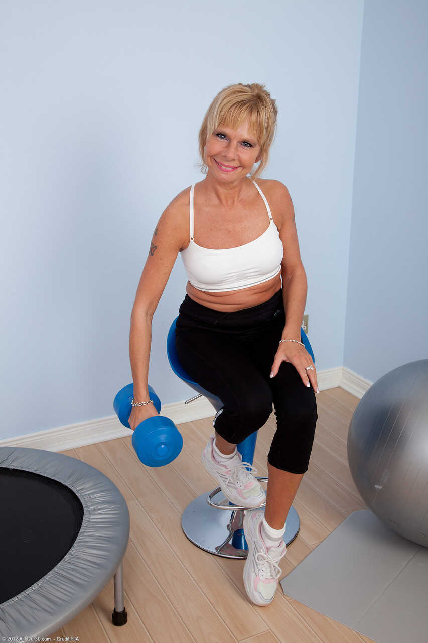 Cathy Oakley's Tight Yoga Body Exposed: A Fit British MILF Shows Off Her Tanned Hole After Class - Cathy Oakely