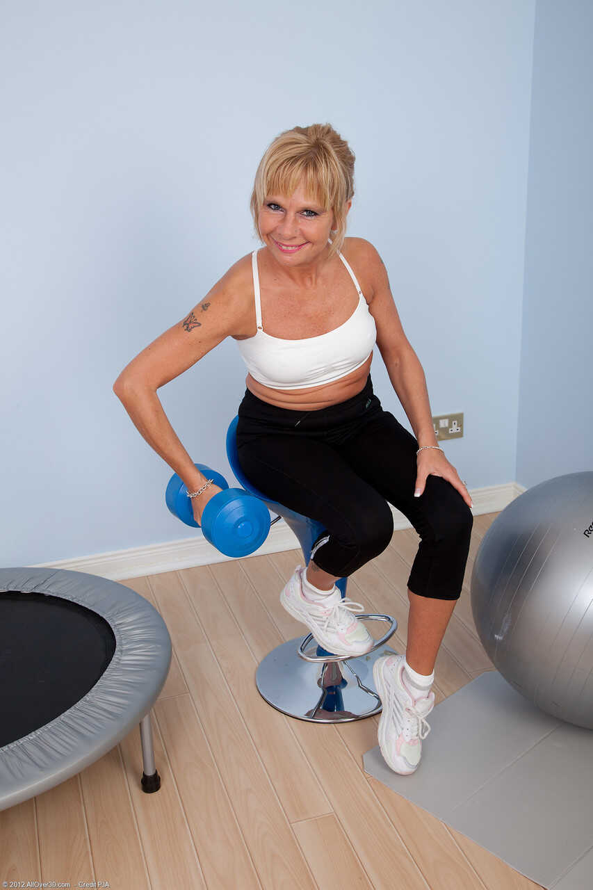 Cathy Oakley's Tight Yoga Body Exposed: A Fit British MILF Shows Off Her Tanned Hole After Class - Cathy Oakely