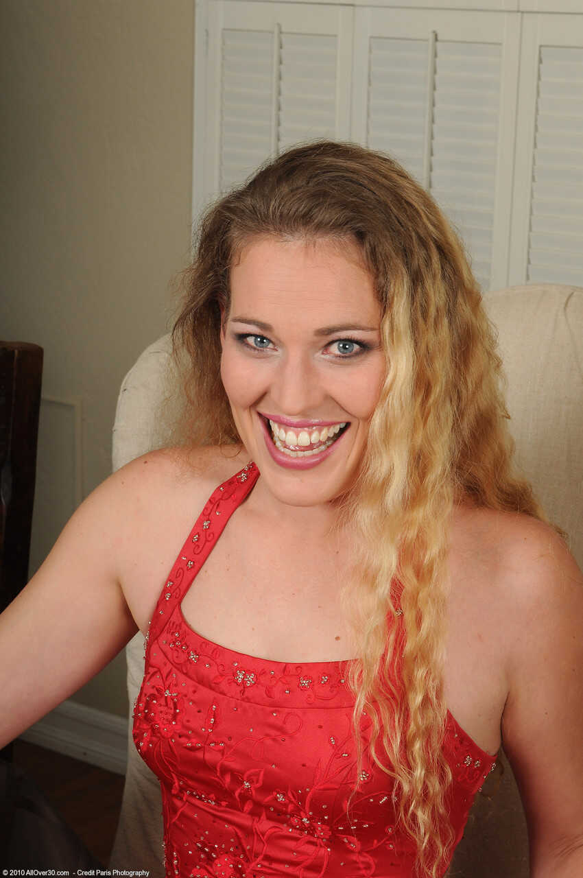 The Curvy Tall MILF Strips and Teases with her Trimmed Pussy & Big Booty - Daisy Layne