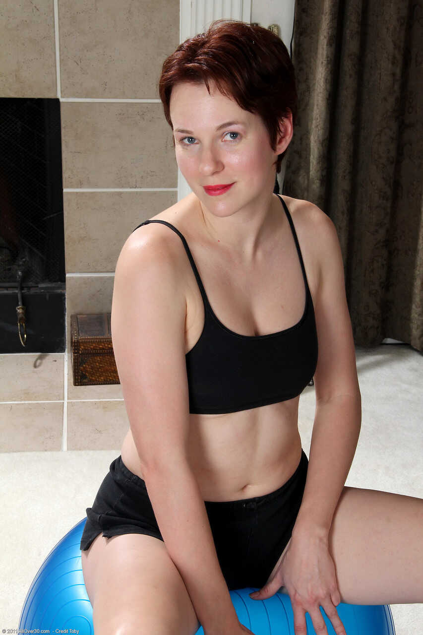 Short-haired babe Vada strips after her workout & spreads her pussy wide open for the camera. - Vada