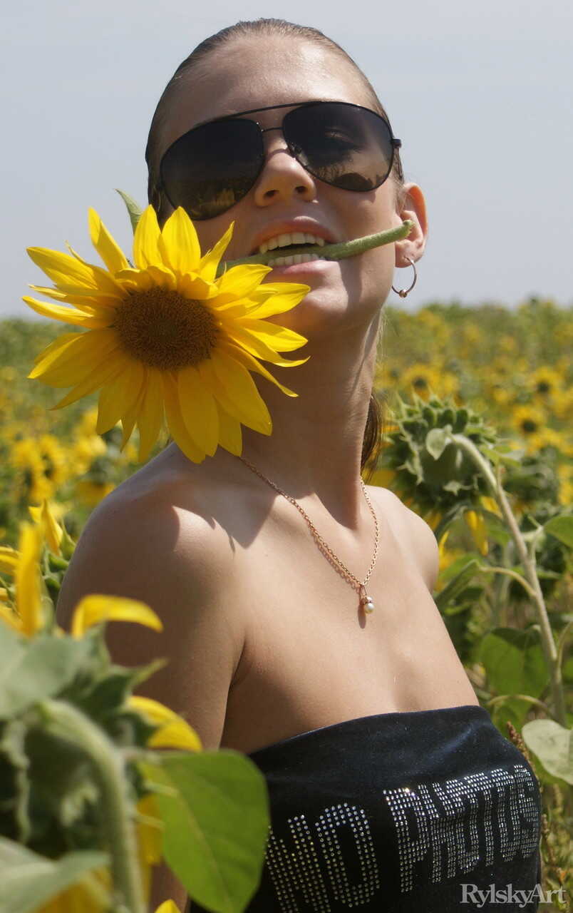 Palm of Pleasure: Paloma's Belarusian Beauty on Display in Her Sexiest Nude Poses - Paloma
