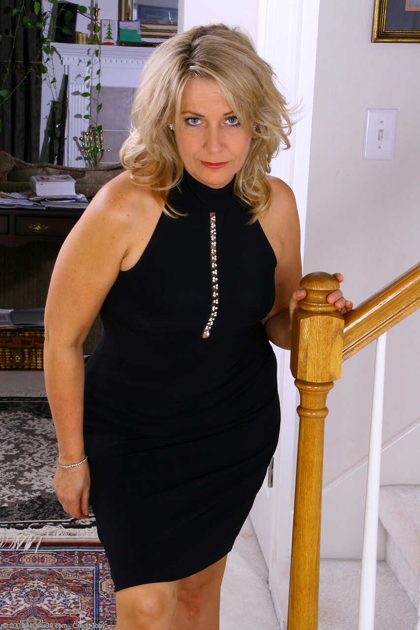 Blonde Mature Leah Hikes up Her Black Dress and Reveals Her Tasty Muff in the Great Outdoors - Leah