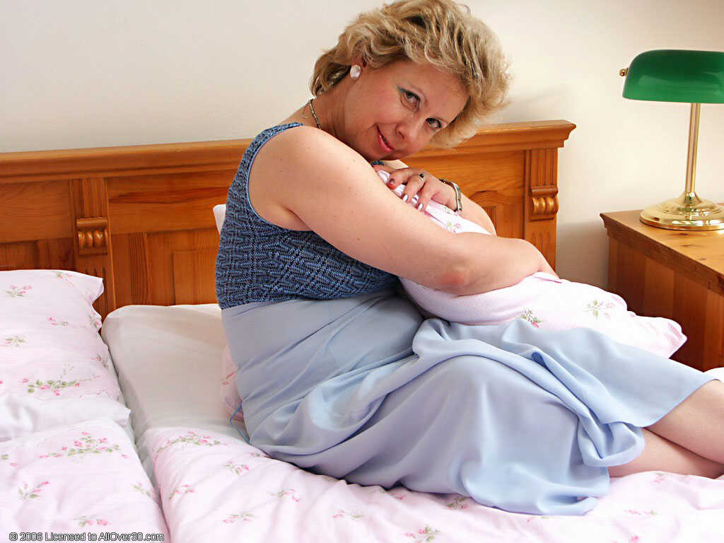 Experienced MILF Mischa Takes Off Her Clothes and Rubs Her Wet Snatch for the Camera! - Mischa