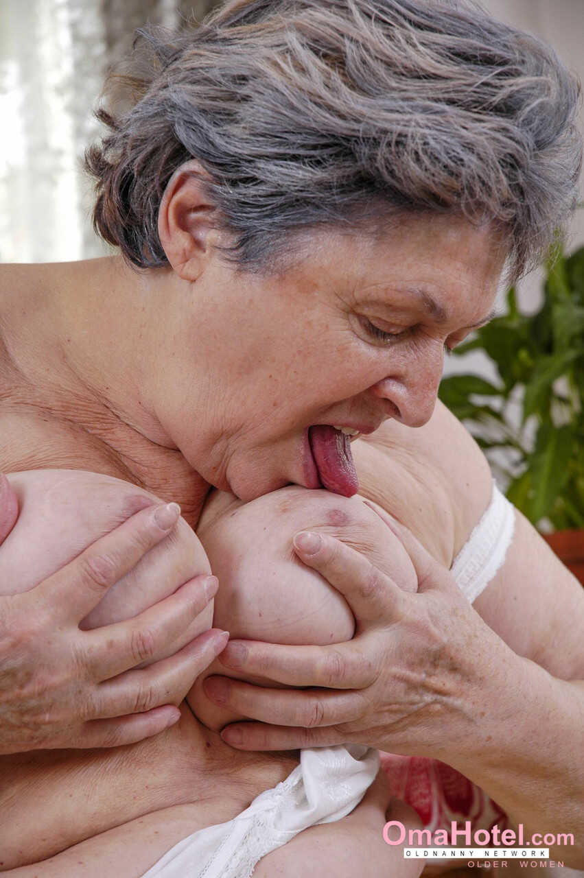 Busty British granny Camilla Creampie uses her old sex toy while masturbating with her saggy tits and natural pussy - Cami...