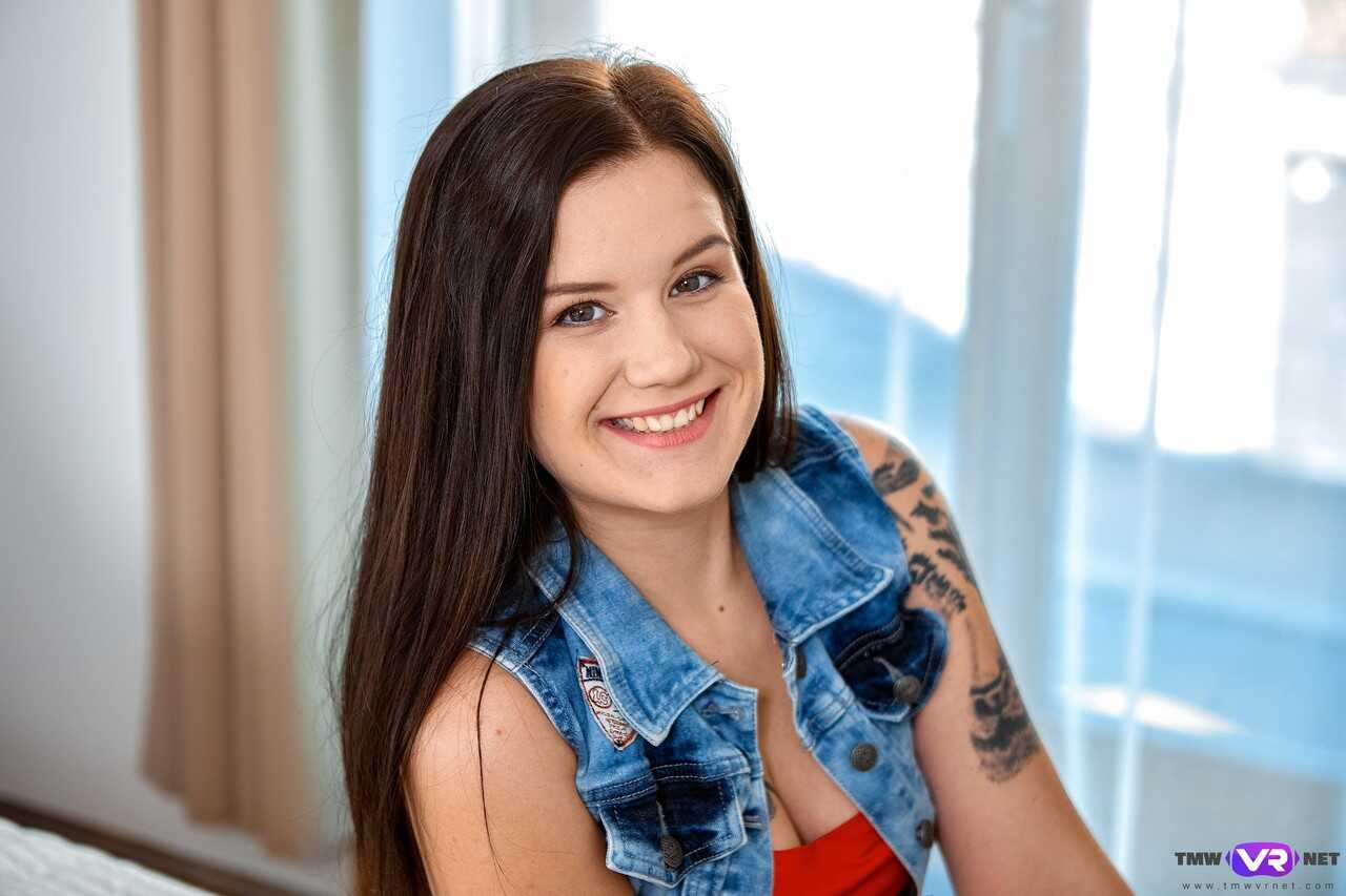 Curvy brunette teen Little Eliss shows off her big booty and juicy pussy while she masturbates in tight jeans - Little Eliss