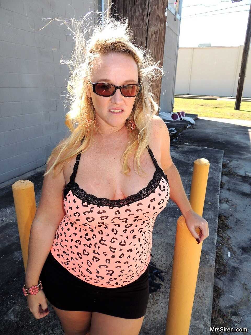 Blonde American MILF Dee Siren lets out her huge juicy boobs and chubs in the great outdoors - Dee Siren, Derrick Tallwood