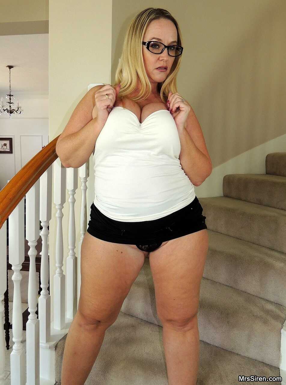 Blonde cougar Dee Siren spreads her bubble ass on the stairs in a thong, with chubby mature BBW wife Derrick Tallwood - De...