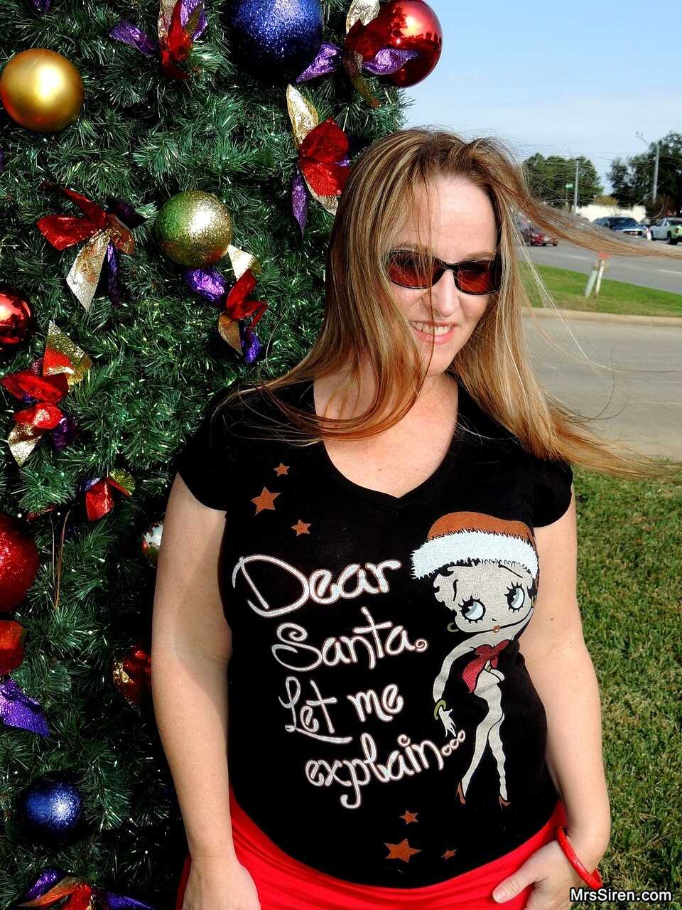 Thick MILF Dee Siren spreads her plump ass while flashing her chubby cheeks in front of a Xmas tree in public - Dee Siren,...