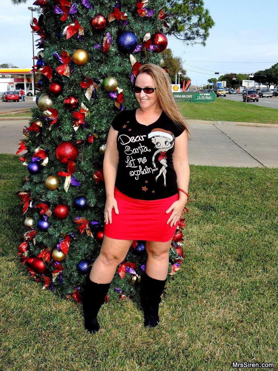 Thick MILF Dee Siren spreads her plump ass while flashing her chubby cheeks in front of a Xmas tree in public - Dee Siren,...