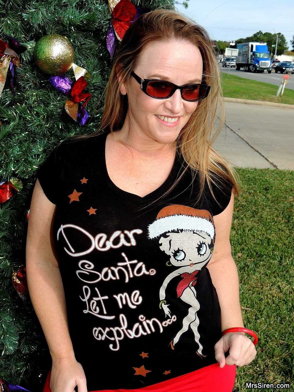 Thick MILF Dee Siren spreads her plump ass while flashing her chubby cheeks in front of a Xmas tree in public - Dee Siren,...