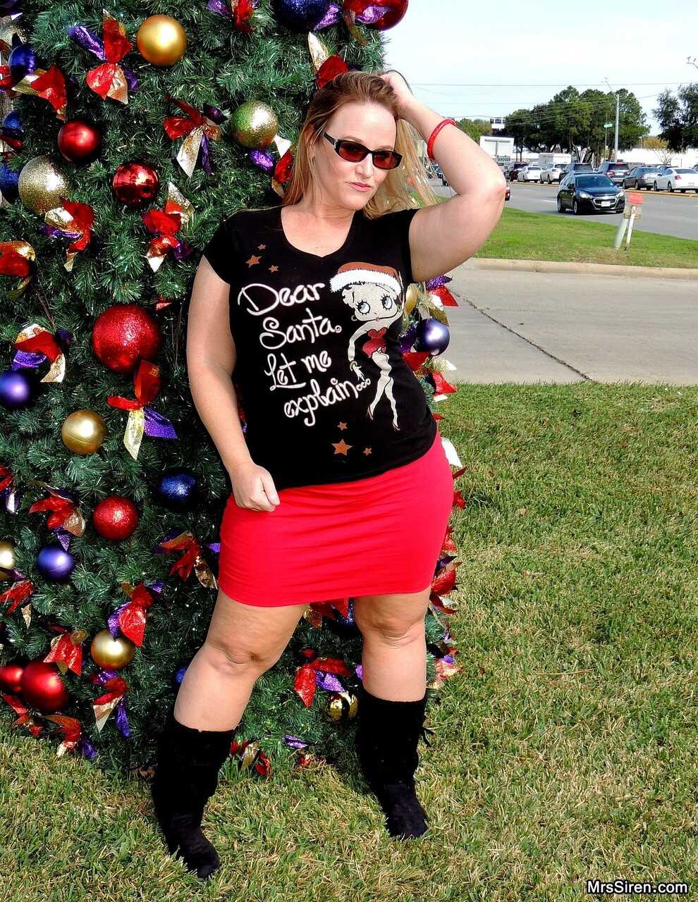 Thick MILF Dee Siren spreads her plump ass while flashing her chubby cheeks in front of a Xmas tree in public - Dee Siren,...