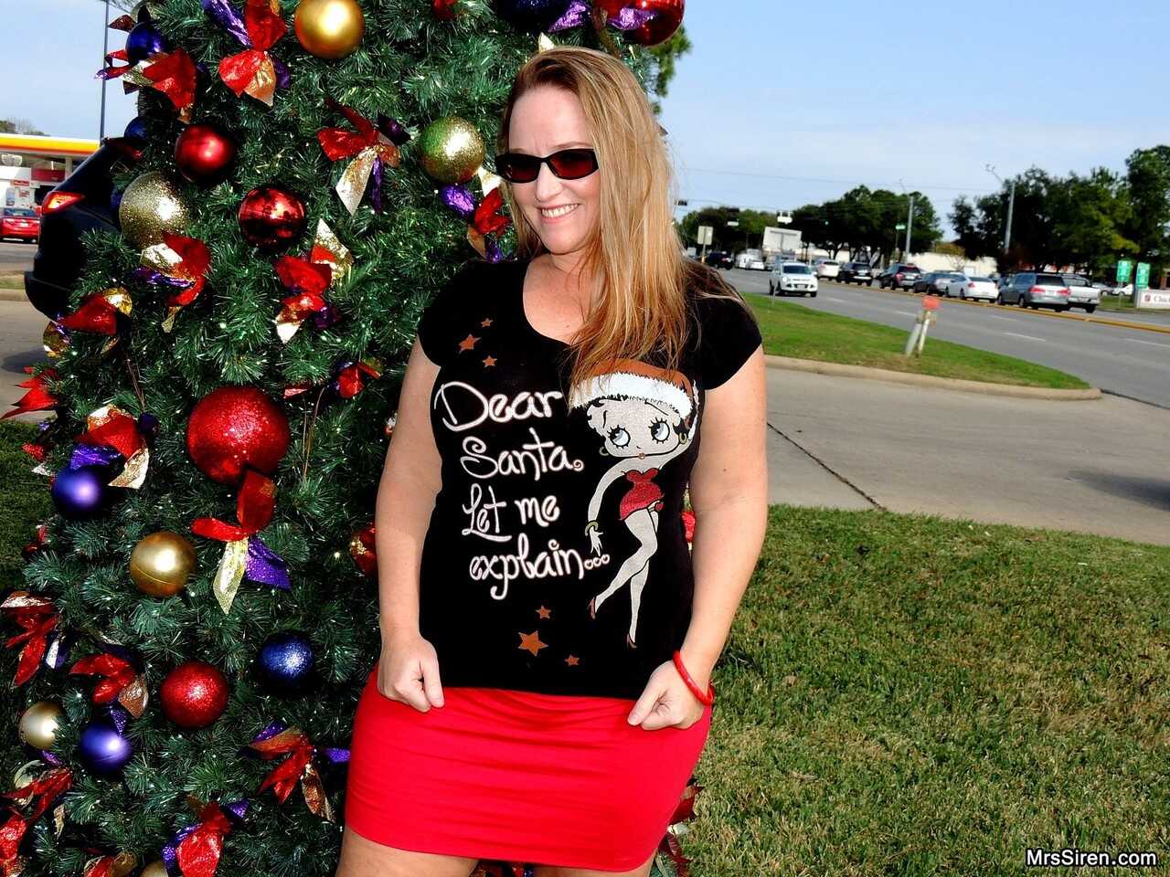 Thick MILF Dee Siren spreads her plump ass while flashing her chubby cheeks in front of a Xmas tree in public - Dee Siren,...