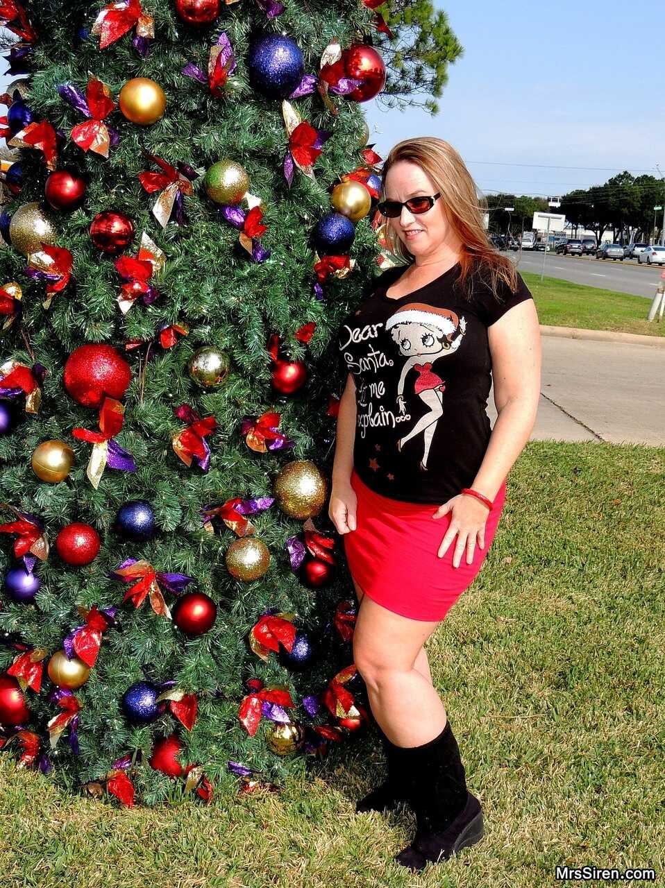 Thick MILF Dee Siren spreads her plump ass while flashing her chubby cheeks in front of a Xmas tree in public - Dee Siren,...