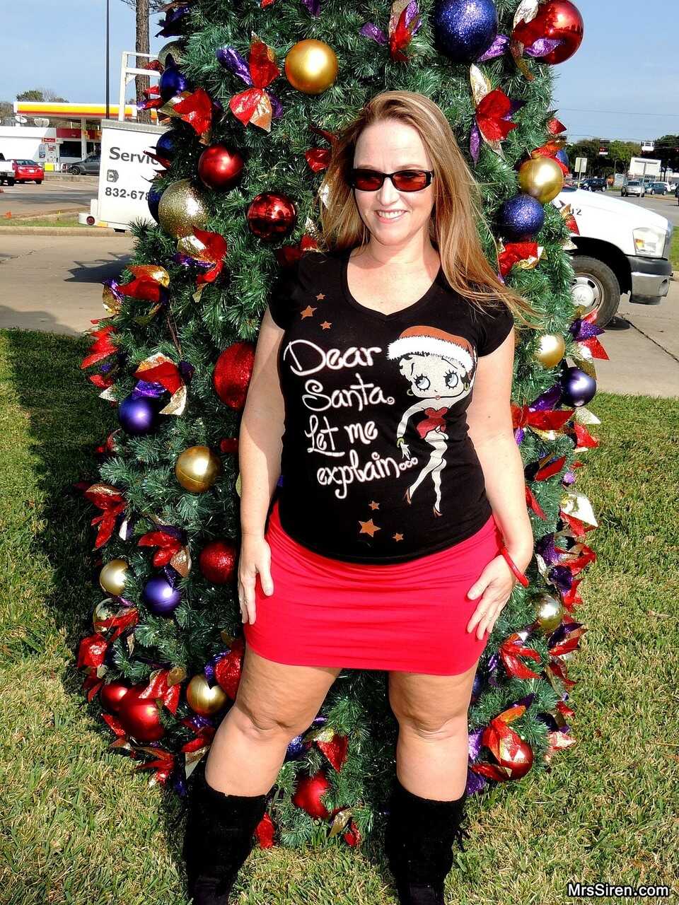 Thick MILF Dee Siren spreads her plump ass while flashing her chubby cheeks in front of a Xmas tree in public - Dee Siren,...
