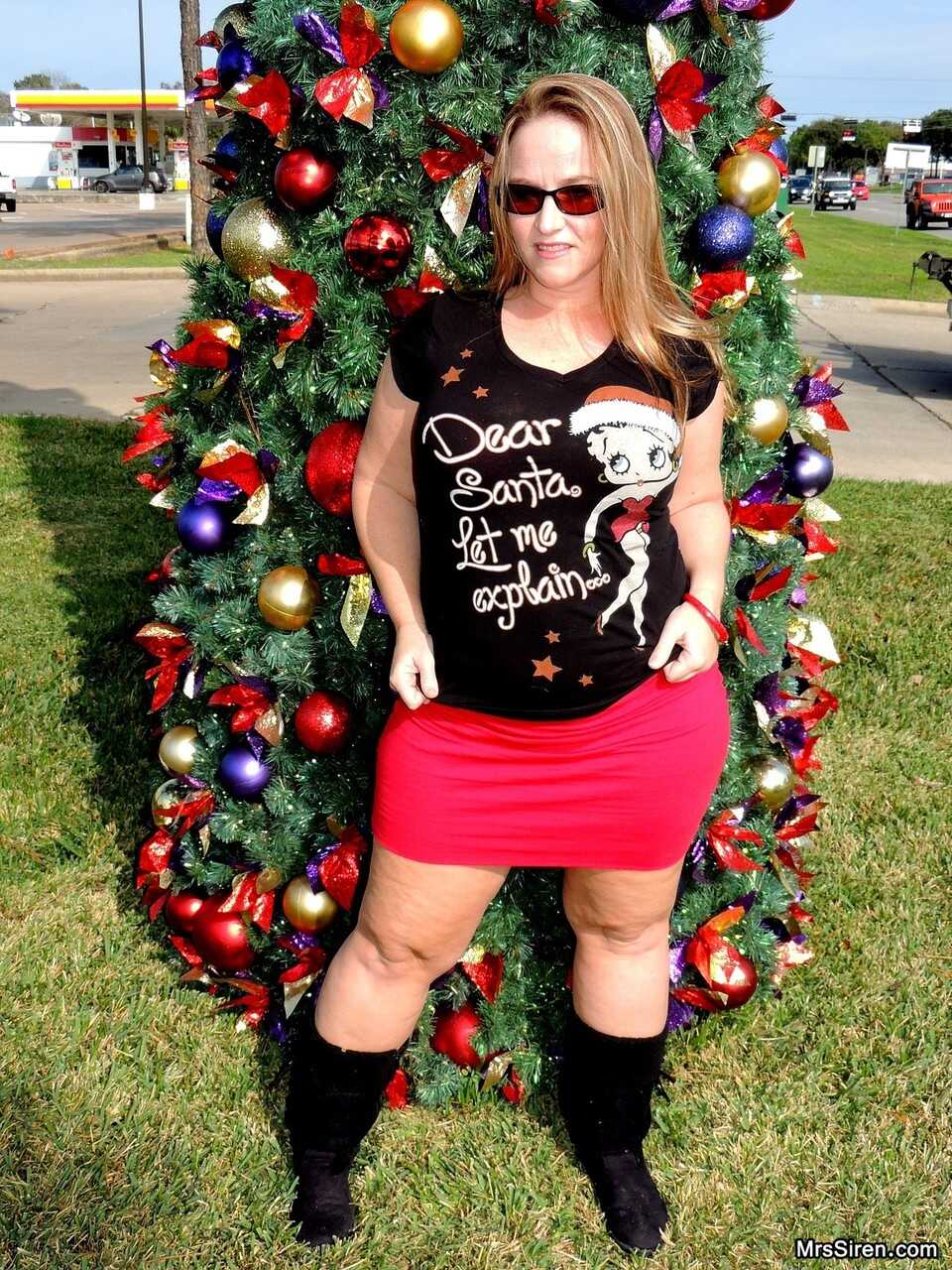 Thick MILF Dee Siren spreads her plump ass while flashing her chubby cheeks in front of a Xmas tree in public - Dee Siren,...