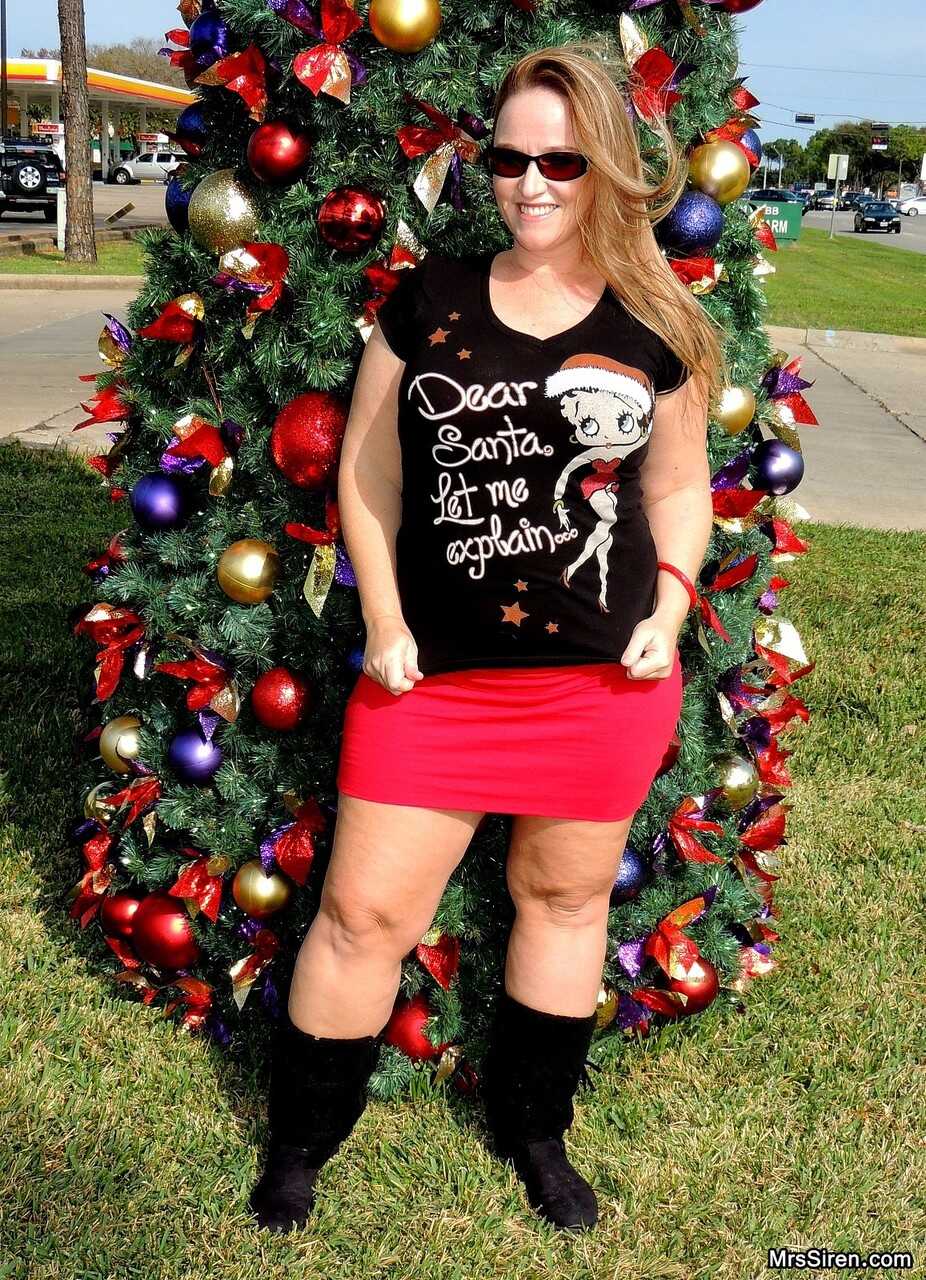 Thick MILF Dee Siren spreads her plump ass while flashing her chubby cheeks in front of a Xmas tree in public - Dee Siren,...