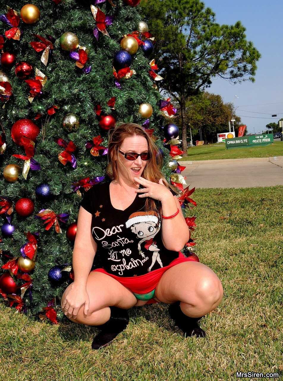 Thick MILF Dee Siren spreads her plump ass while flashing her chubby cheeks in front of a Xmas tree in public - Dee Siren,...