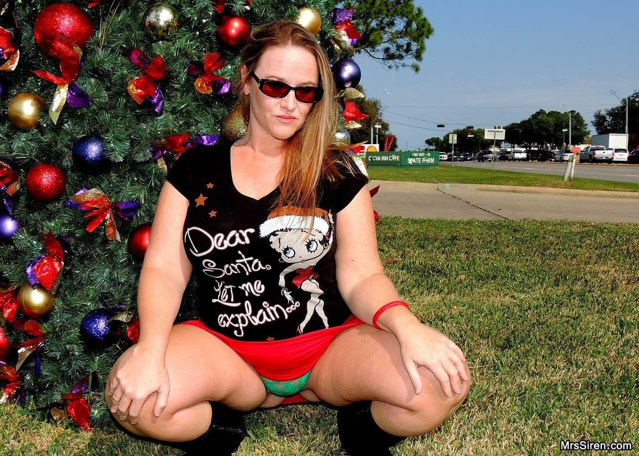 Thick MILF Dee Siren spreads her plump ass while flashing her chubby cheeks in front of a Xmas tree in public - Dee Siren,...