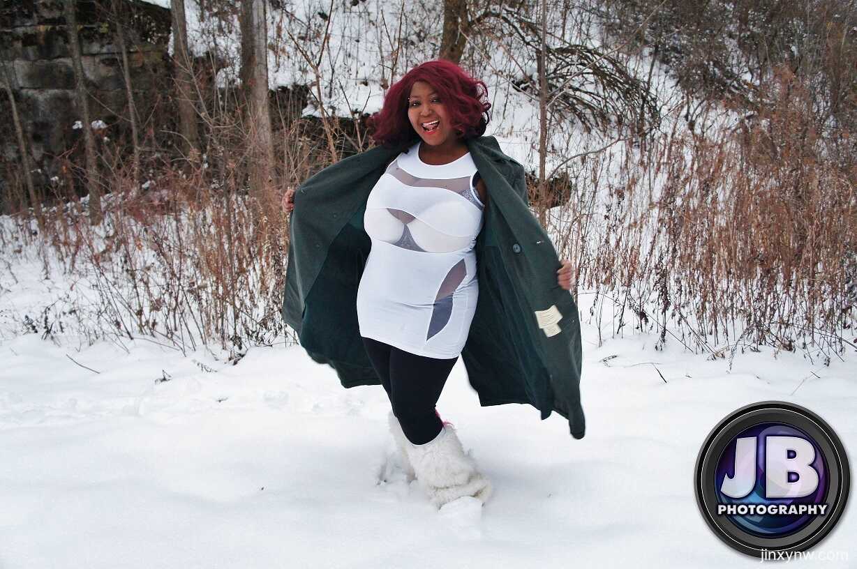 Jinxy's Snowy Seduction: Chubby Ebony Woman Exposes Her Incredible Cleavage - 