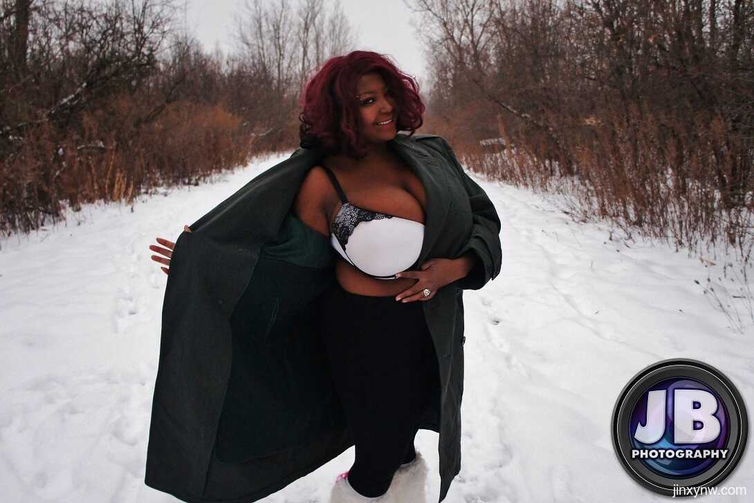 Jinxy's Snowy Seduction: Chubby Ebony Woman Exposes Her Incredible Cleavage - 